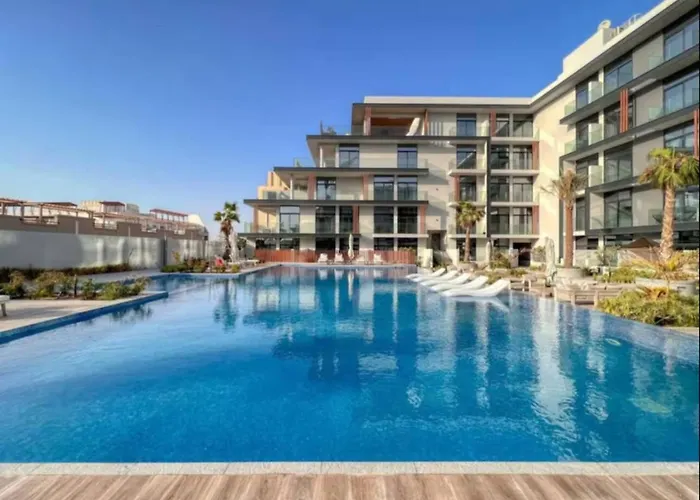 Chic Studio In Jvc And Overlooking Pool