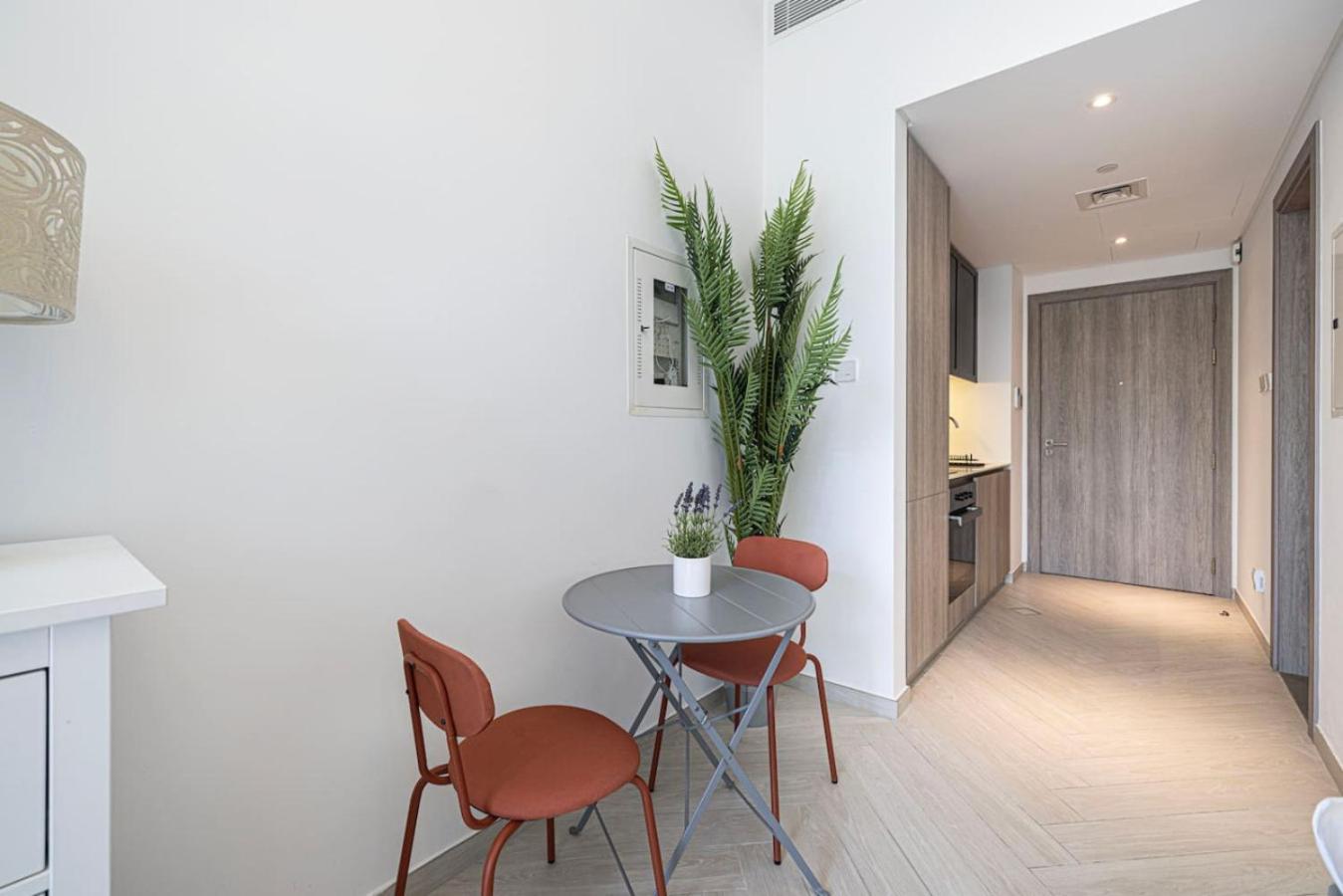 Chic In Jvc And Overlooking Pool Apartment