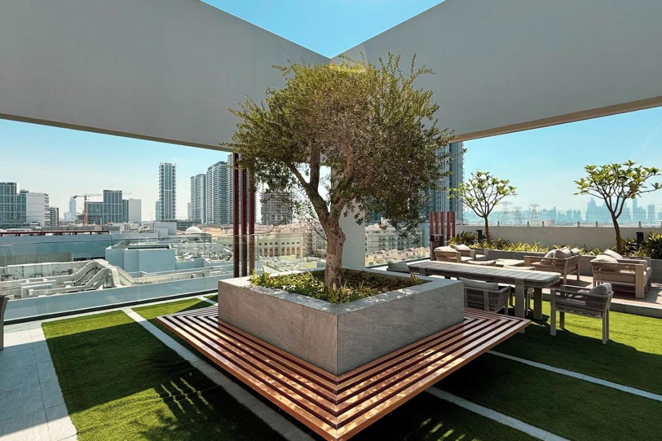 Chic In Jvc And Overlooking Pool