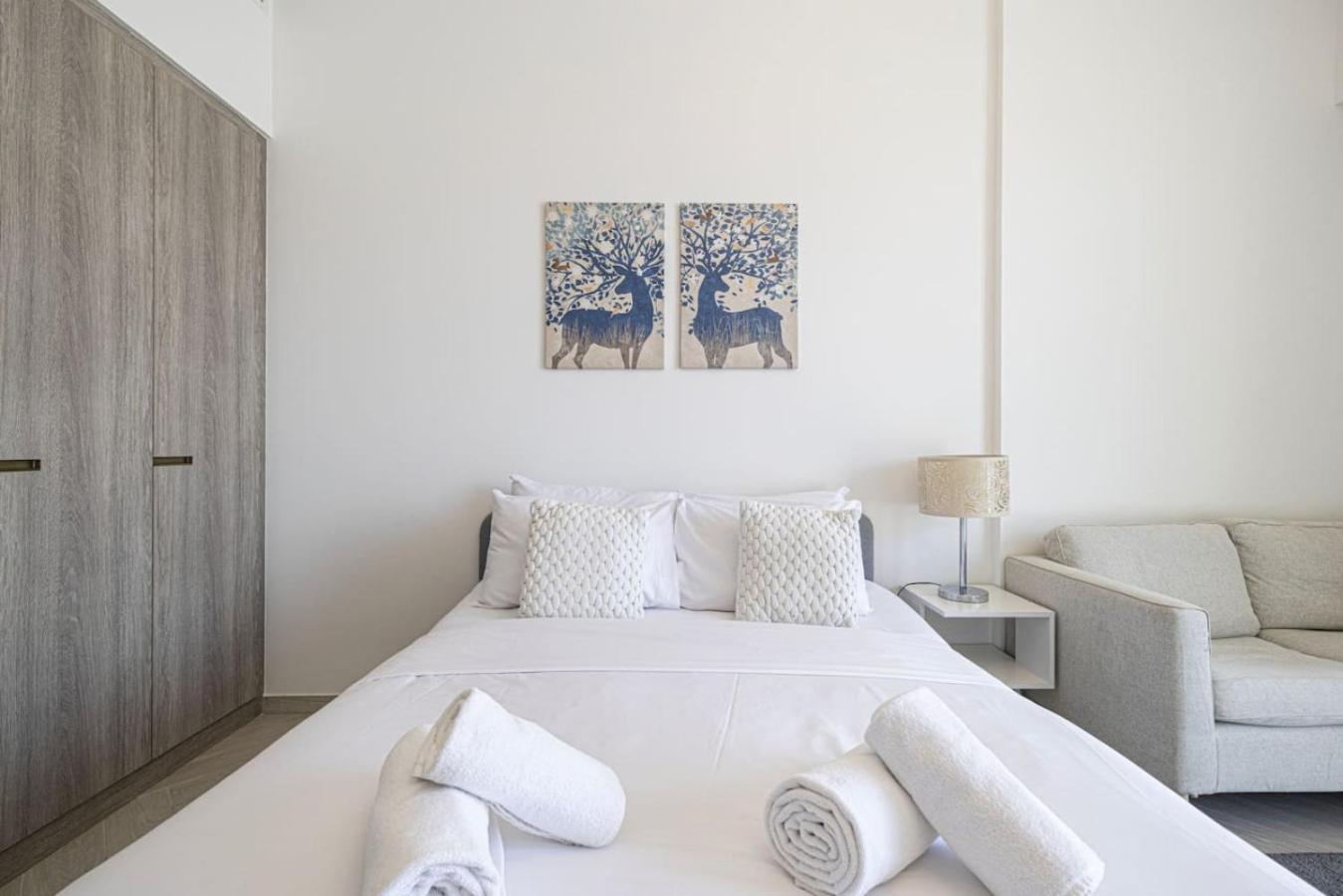 Apartment Chic In Jvc And Overlooking Pool Dubai