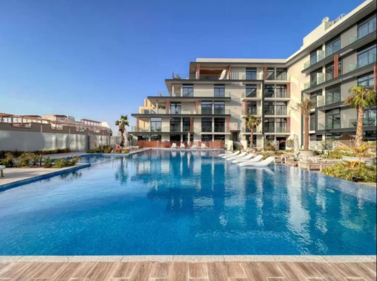 Chic In Jvc And Overlooking Pool