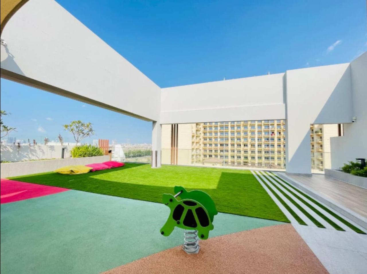 Chic In Jvc And Overlooking Pool Apartment