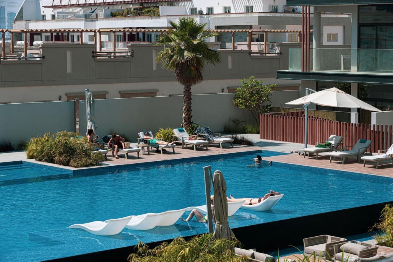 Chic In Jvc And Overlooking Pool Apartment *