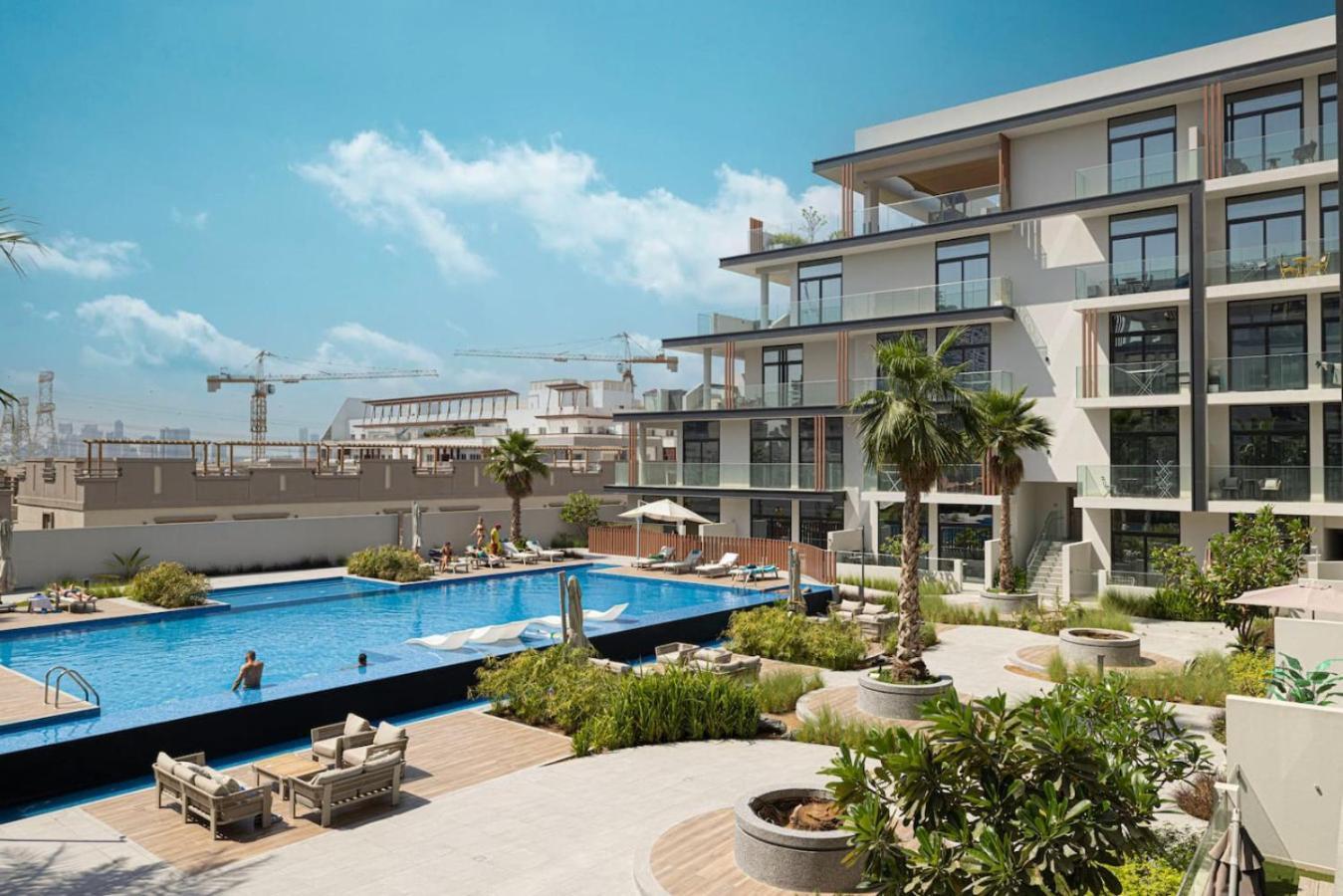 Chic In Jvc And Overlooking Pool *