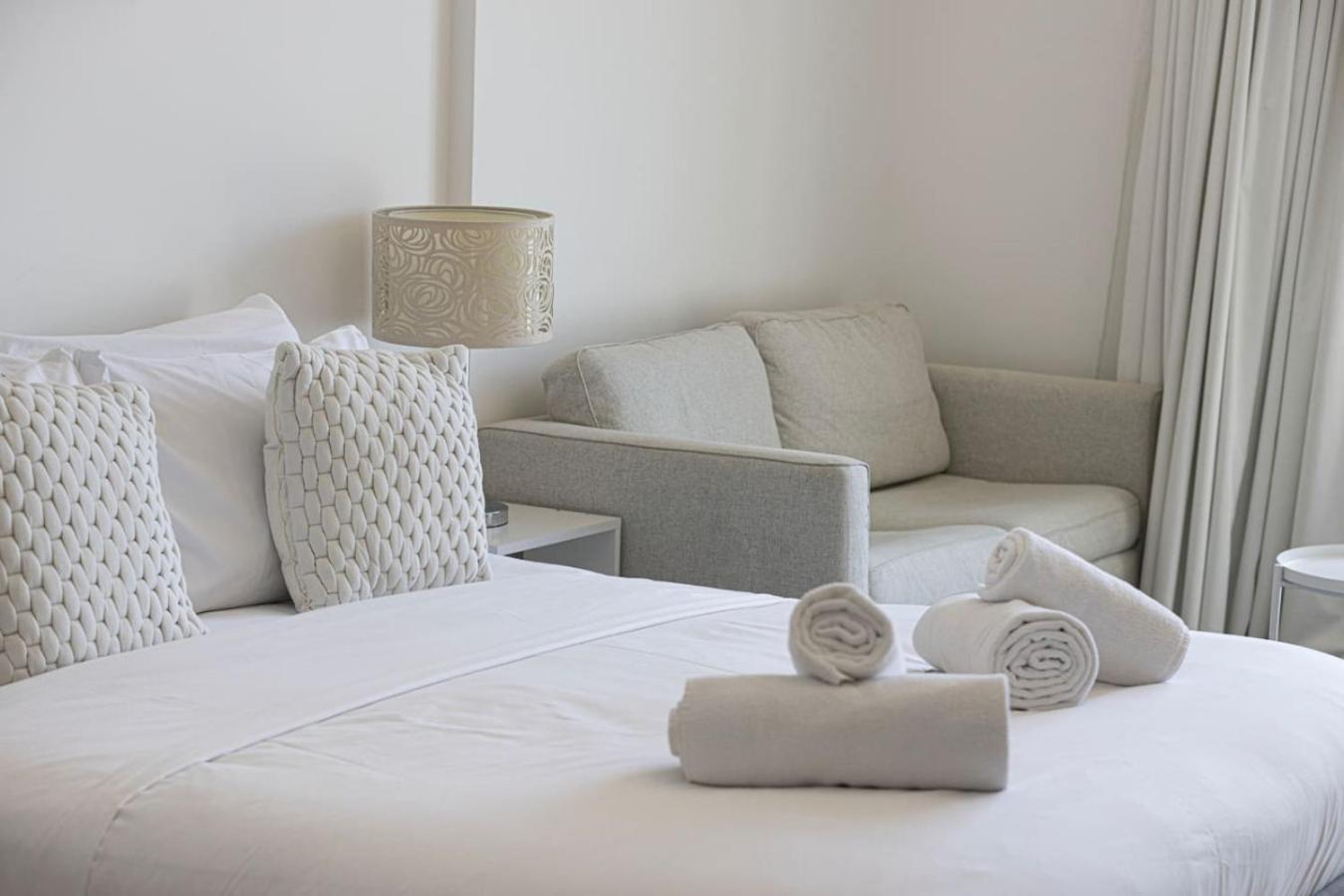 Chic In Jvc And Overlooking Pool Apartment