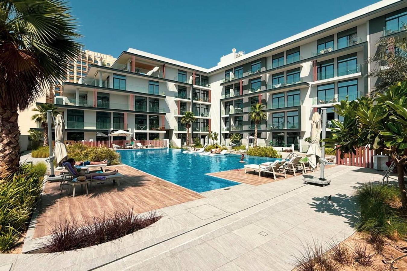 Apartment Chic In Jvc And Overlooking Pool