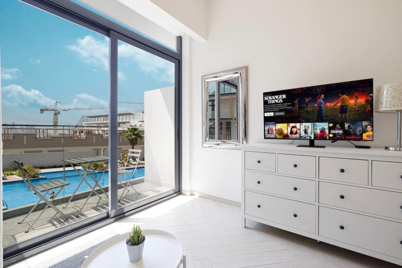Apartment Chic In Jvc And Overlooking Pool *