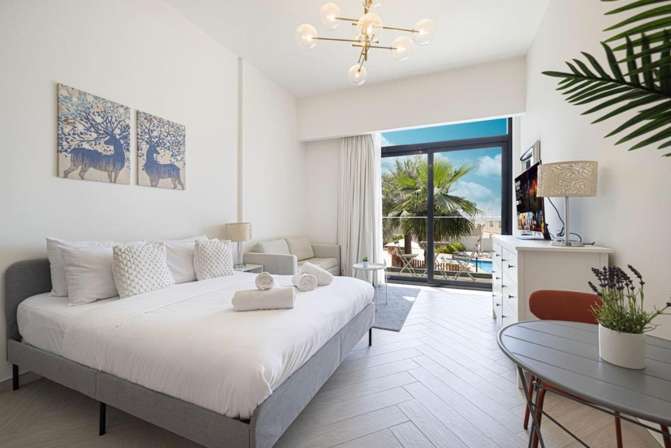 Apartment Chic In Jvc And Overlooking Pool *
